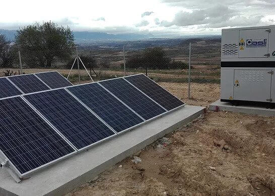 generador híbrido combinado con placas solares